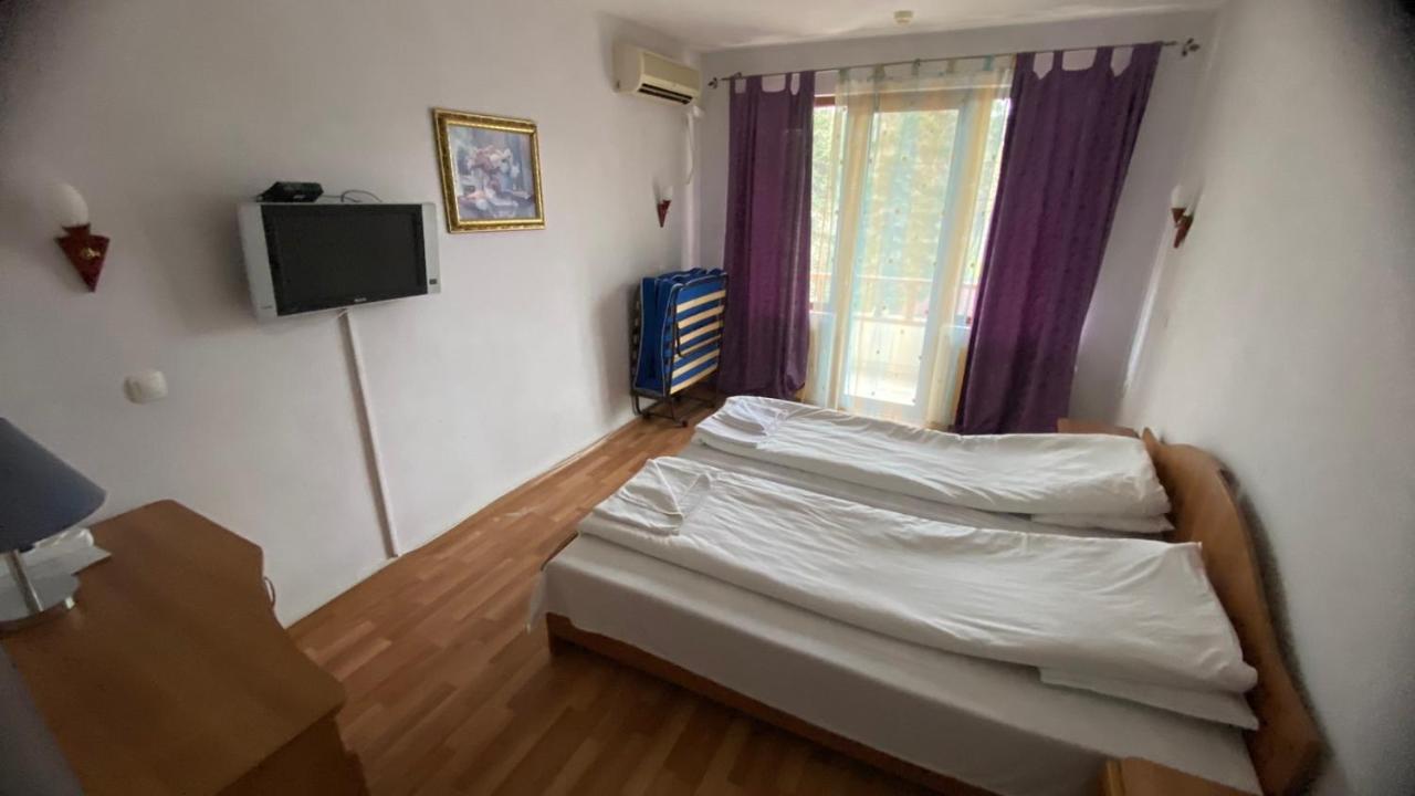 Хотел Галина Палас Srem Bagian luar foto