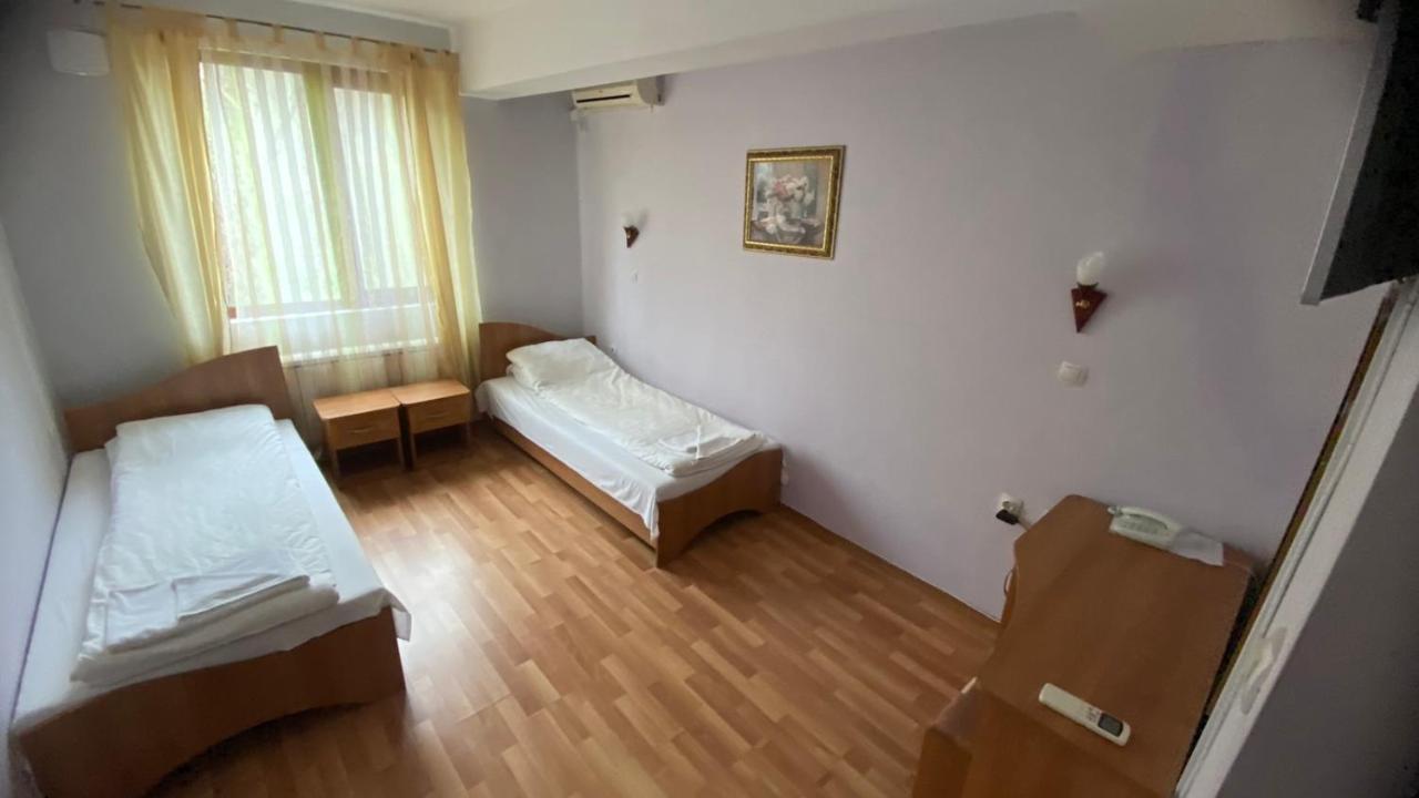 Хотел Галина Палас Srem Bagian luar foto